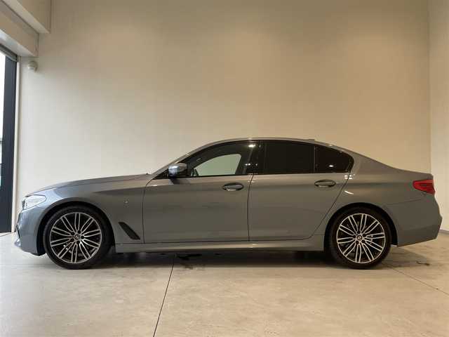 ＢＭＷ ５２３ｉ Mスポーツ 岐阜県 2020(令2)年 5.6万km ブルーストーン harman/kardonサラウンドシステム/サンルーフ/ドライビングアシストプロフェッショナル/　アクティブクルーズコントロール/　レーンコントロールアシスト/　レーンディパーチャーウォーニング/　レーンチェンジウォーニング/　高速道路渋滞時ハンズオフアシスト/　レーンチェンジアシスト/　アクティブサイドコリジョンプロテクション/　前車接近警告/　衝突回避被害軽減ブレーキ/　後車衝突警告機能/　前後クロストラフィックウォーニング/　トラフィックサインアシスト/パーキングアシストプラス/　パークディスタンスコントロール/　パーキングアシスト/　トップビュー3Dビュー/　サイドビューカメラ/　リヤ・ビューカメラ（予想進路表示機能付）/　後退時ステアリングアシスト機能/　誤発進抑制制御/ヘッドアップディスプレイ/アダプティブLEDヘッドライト/BMWライブコックピット/HDDナビゲーション/Bluetooth/アンビエントライト/DSRC車載器/スマートキー