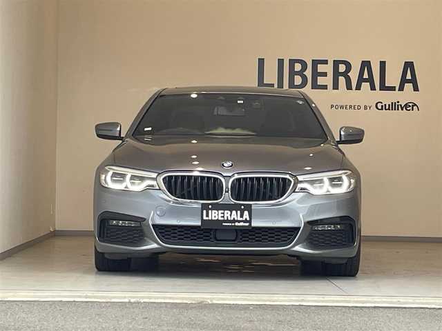 ＢＭＷ ５２３ｉ Mスポーツ 岐阜県 2020(令2)年 5.6万km ブルーストーン harman/kardonサラウンドシステム/サンルーフ/ドライビングアシストプロフェッショナル/　アクティブクルーズコントロール/　レーンコントロールアシスト/　レーンディパーチャーウォーニング/　レーンチェンジウォーニング/　高速道路渋滞時ハンズオフアシスト/　レーンチェンジアシスト/　アクティブサイドコリジョンプロテクション/　前車接近警告/　衝突回避被害軽減ブレーキ/　後車衝突警告機能/　前後クロストラフィックウォーニング/　トラフィックサインアシスト/パーキングアシストプラス/　パークディスタンスコントロール/　パーキングアシスト/　トップビュー3Dビュー/　サイドビューカメラ/　リヤ・ビューカメラ（予想進路表示機能付）/　後退時ステアリングアシスト機能/　誤発進抑制制御/ヘッドアップディスプレイ/アダプティブLEDヘッドライト/BMWライブコックピット/HDDナビゲーション/Bluetooth/アンビエントライト/DSRC車載器/スマートキー