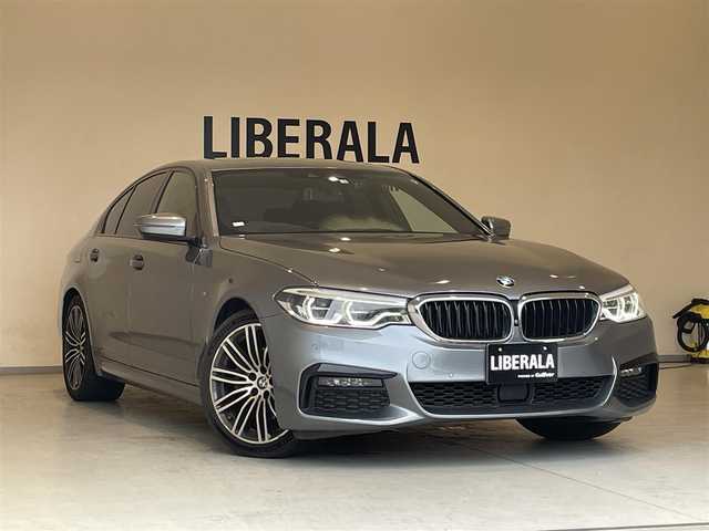 ＢＭＷ ５２３ｉ Mスポーツ 岐阜県 2020(令2)年 5.6万km ブルーストーン harman/kardonサラウンドシステム/サンルーフ/ドライビングアシストプロフェッショナル/　アクティブクルーズコントロール/　レーンコントロールアシスト/　レーンディパーチャーウォーニング/　レーンチェンジウォーニング/　高速道路渋滞時ハンズオフアシスト/　レーンチェンジアシスト/　アクティブサイドコリジョンプロテクション/　前車接近警告/　衝突回避被害軽減ブレーキ/　後車衝突警告機能/　前後クロストラフィックウォーニング/　トラフィックサインアシスト/パーキングアシストプラス/　パークディスタンスコントロール/　パーキングアシスト/　トップビュー3Dビュー/　サイドビューカメラ/　リヤ・ビューカメラ（予想進路表示機能付）/　後退時ステアリングアシスト機能/　誤発進抑制制御/ヘッドアップディスプレイ/アダプティブLEDヘッドライト/BMWライブコックピット/HDDナビゲーション/Bluetooth/アンビエントライト/DSRC車載器/スマートキー