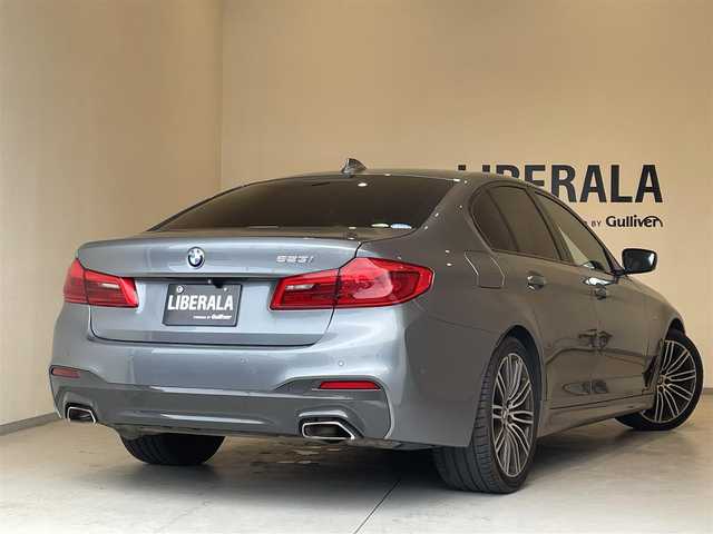 ＢＭＷ ５２３ｉ Mスポーツ 岐阜県 2020(令2)年 5.6万km ブルーストーン harman/kardonサラウンドシステム/サンルーフ/ドライビングアシストプロフェッショナル/　アクティブクルーズコントロール/　レーンコントロールアシスト/　レーンディパーチャーウォーニング/　レーンチェンジウォーニング/　高速道路渋滞時ハンズオフアシスト/　レーンチェンジアシスト/　アクティブサイドコリジョンプロテクション/　前車接近警告/　衝突回避被害軽減ブレーキ/　後車衝突警告機能/　前後クロストラフィックウォーニング/　トラフィックサインアシスト/パーキングアシストプラス/　パークディスタンスコントロール/　パーキングアシスト/　トップビュー3Dビュー/　サイドビューカメラ/　リヤ・ビューカメラ（予想進路表示機能付）/　後退時ステアリングアシスト機能/　誤発進抑制制御/ヘッドアップディスプレイ/アダプティブLEDヘッドライト/BMWライブコックピット/HDDナビゲーション/Bluetooth/アンビエントライト/DSRC車載器/スマートキー