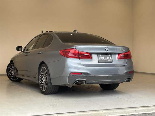 ＢＭＷ ５２３ｉ Mスポーツ 岐阜県 2020(令2)年 5.6万km ブルーストーン harman/kardonサラウンドシステム/サンルーフ/ドライビングアシストプロフェッショナル/　アクティブクルーズコントロール/　レーンコントロールアシスト/　レーンディパーチャーウォーニング/　レーンチェンジウォーニング/　高速道路渋滞時ハンズオフアシスト/　レーンチェンジアシスト/　アクティブサイドコリジョンプロテクション/　前車接近警告/　衝突回避被害軽減ブレーキ/　後車衝突警告機能/　前後クロストラフィックウォーニング/　トラフィックサインアシスト/パーキングアシストプラス/　パークディスタンスコントロール/　パーキングアシスト/　トップビュー3Dビュー/　サイドビューカメラ/　リヤ・ビューカメラ（予想進路表示機能付）/　後退時ステアリングアシスト機能/　誤発進抑制制御/ヘッドアップディスプレイ/アダプティブLEDヘッドライト/BMWライブコックピット/HDDナビゲーション/Bluetooth/アンビエントライト/DSRC車載器/スマートキー
