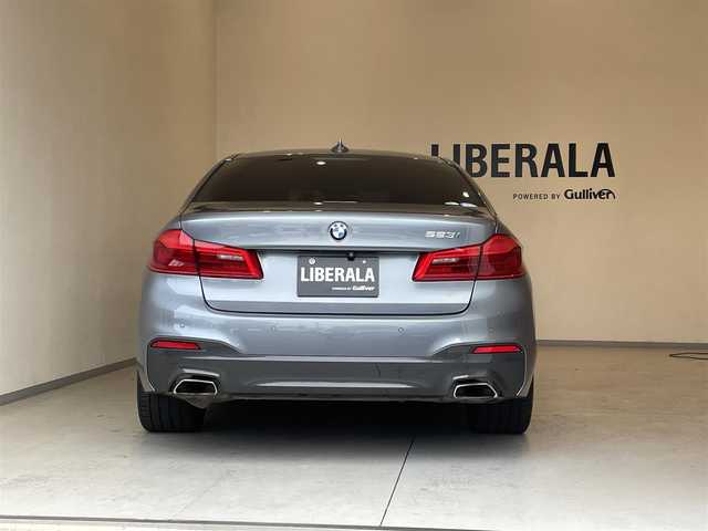 ＢＭＷ ５２３ｉ Mスポーツ 岐阜県 2020(令2)年 5.6万km ブルーストーン harman/kardonサラウンドシステム/サンルーフ/ドライビングアシストプロフェッショナル/　アクティブクルーズコントロール/　レーンコントロールアシスト/　レーンディパーチャーウォーニング/　レーンチェンジウォーニング/　高速道路渋滞時ハンズオフアシスト/　レーンチェンジアシスト/　アクティブサイドコリジョンプロテクション/　前車接近警告/　衝突回避被害軽減ブレーキ/　後車衝突警告機能/　前後クロストラフィックウォーニング/　トラフィックサインアシスト/パーキングアシストプラス/　パークディスタンスコントロール/　パーキングアシスト/　トップビュー3Dビュー/　サイドビューカメラ/　リヤ・ビューカメラ（予想進路表示機能付）/　後退時ステアリングアシスト機能/　誤発進抑制制御/ヘッドアップディスプレイ/アダプティブLEDヘッドライト/BMWライブコックピット/HDDナビゲーション/Bluetooth/アンビエントライト/DSRC車載器/スマートキー
