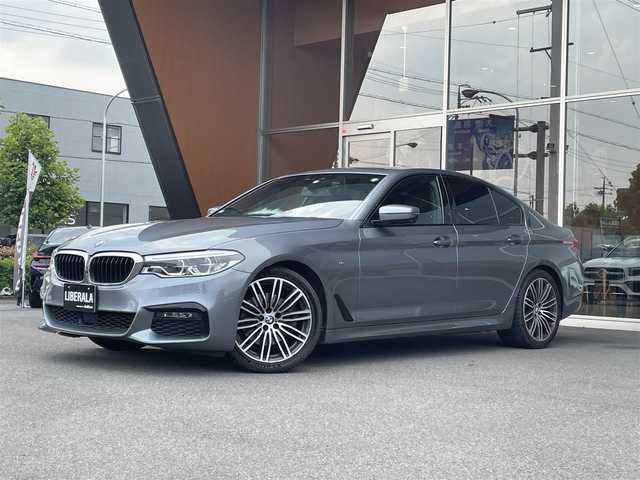 ＢＭＷ ５２３ｉ Mスポーツ 岐阜県 2020(令2)年 5.6万km ブルーストーン harman/kardonサラウンドシステム/サンルーフ/ドライビングアシストプロフェッショナル/　アクティブクルーズコントロール/　レーンコントロールアシスト/　レーンディパーチャーウォーニング/　レーンチェンジウォーニング/　高速道路渋滞時ハンズオフアシスト/　レーンチェンジアシスト/　アクティブサイドコリジョンプロテクション/　前車接近警告/　衝突回避被害軽減ブレーキ/　後車衝突警告機能/　前後クロストラフィックウォーニング/　トラフィックサインアシスト/パーキングアシストプラス/　パークディスタンスコントロール/　パーキングアシスト/　トップビュー3Dビュー/　サイドビューカメラ/　リヤ・ビューカメラ（予想進路表示機能付）/　後退時ステアリングアシスト機能/　誤発進抑制制御/ヘッドアップディスプレイ/アダプティブLEDヘッドライト/BMWライブコックピット/HDDナビゲーション/Bluetooth/アンビエントライト/DSRC車載器/スマートキー