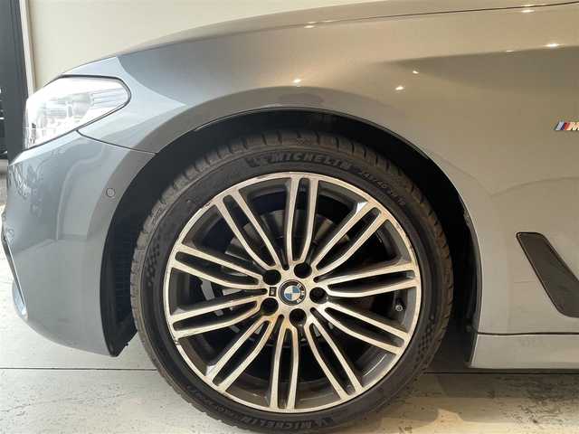 ＢＭＷ ５２３ｉ Mスポーツ 岐阜県 2020(令2)年 5.6万km ブルーストーン harman/kardonサラウンドシステム/サンルーフ/ドライビングアシストプロフェッショナル/　アクティブクルーズコントロール/　レーンコントロールアシスト/　レーンディパーチャーウォーニング/　レーンチェンジウォーニング/　高速道路渋滞時ハンズオフアシスト/　レーンチェンジアシスト/　アクティブサイドコリジョンプロテクション/　前車接近警告/　衝突回避被害軽減ブレーキ/　後車衝突警告機能/　前後クロストラフィックウォーニング/　トラフィックサインアシスト/パーキングアシストプラス/　パークディスタンスコントロール/　パーキングアシスト/　トップビュー3Dビュー/　サイドビューカメラ/　リヤ・ビューカメラ（予想進路表示機能付）/　後退時ステアリングアシスト機能/　誤発進抑制制御/ヘッドアップディスプレイ/アダプティブLEDヘッドライト/BMWライブコックピット/HDDナビゲーション/Bluetooth/アンビエントライト/DSRC車載器/スマートキー