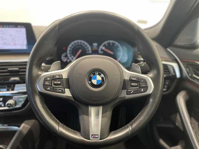 ＢＭＷ ５２３ｉ Mスポーツ 岐阜県 2020(令2)年 5.6万km ブルーストーン harman/kardonサラウンドシステム/サンルーフ/ドライビングアシストプロフェッショナル/　アクティブクルーズコントロール/　レーンコントロールアシスト/　レーンディパーチャーウォーニング/　レーンチェンジウォーニング/　高速道路渋滞時ハンズオフアシスト/　レーンチェンジアシスト/　アクティブサイドコリジョンプロテクション/　前車接近警告/　衝突回避被害軽減ブレーキ/　後車衝突警告機能/　前後クロストラフィックウォーニング/　トラフィックサインアシスト/パーキングアシストプラス/　パークディスタンスコントロール/　パーキングアシスト/　トップビュー3Dビュー/　サイドビューカメラ/　リヤ・ビューカメラ（予想進路表示機能付）/　後退時ステアリングアシスト機能/　誤発進抑制制御/ヘッドアップディスプレイ/アダプティブLEDヘッドライト/BMWライブコックピット/HDDナビゲーション/Bluetooth/アンビエントライト/DSRC車載器/スマートキー