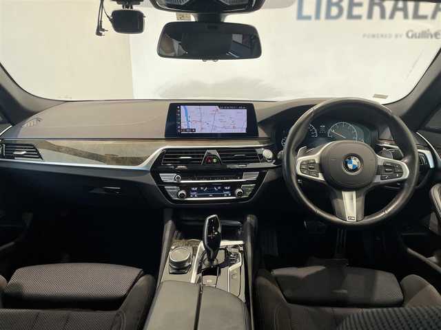 ＢＭＷ ５２３ｉ Mスポーツ 岐阜県 2020(令2)年 5.6万km ブルーストーン harman/kardonサラウンドシステム/サンルーフ/ドライビングアシストプロフェッショナル/　アクティブクルーズコントロール/　レーンコントロールアシスト/　レーンディパーチャーウォーニング/　レーンチェンジウォーニング/　高速道路渋滞時ハンズオフアシスト/　レーンチェンジアシスト/　アクティブサイドコリジョンプロテクション/　前車接近警告/　衝突回避被害軽減ブレーキ/　後車衝突警告機能/　前後クロストラフィックウォーニング/　トラフィックサインアシスト/パーキングアシストプラス/　パークディスタンスコントロール/　パーキングアシスト/　トップビュー3Dビュー/　サイドビューカメラ/　リヤ・ビューカメラ（予想進路表示機能付）/　後退時ステアリングアシスト機能/　誤発進抑制制御/ヘッドアップディスプレイ/アダプティブLEDヘッドライト/BMWライブコックピット/HDDナビゲーション/Bluetooth/アンビエントライト/DSRC車載器/スマートキー