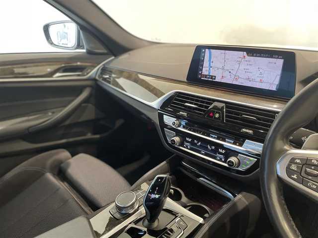 ＢＭＷ ５２３ｉ Mスポーツ 岐阜県 2020(令2)年 5.6万km ブルーストーン harman/kardonサラウンドシステム/サンルーフ/ドライビングアシストプロフェッショナル/　アクティブクルーズコントロール/　レーンコントロールアシスト/　レーンディパーチャーウォーニング/　レーンチェンジウォーニング/　高速道路渋滞時ハンズオフアシスト/　レーンチェンジアシスト/　アクティブサイドコリジョンプロテクション/　前車接近警告/　衝突回避被害軽減ブレーキ/　後車衝突警告機能/　前後クロストラフィックウォーニング/　トラフィックサインアシスト/パーキングアシストプラス/　パークディスタンスコントロール/　パーキングアシスト/　トップビュー3Dビュー/　サイドビューカメラ/　リヤ・ビューカメラ（予想進路表示機能付）/　後退時ステアリングアシスト機能/　誤発進抑制制御/ヘッドアップディスプレイ/アダプティブLEDヘッドライト/BMWライブコックピット/HDDナビゲーション/Bluetooth/アンビエントライト/DSRC車載器/スマートキー