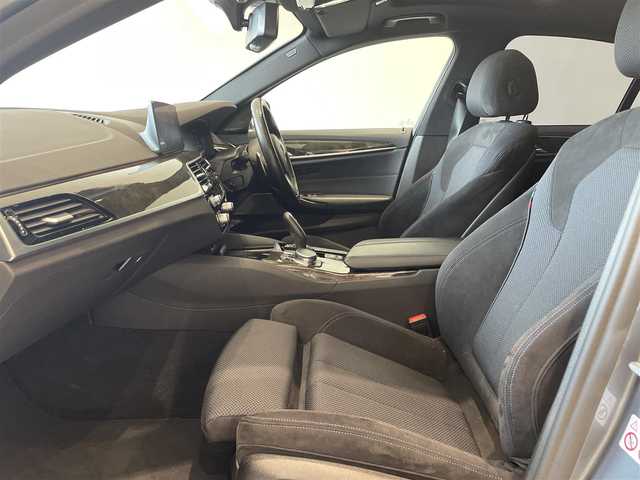 ＢＭＷ ５２３ｉ Mスポーツ 岐阜県 2020(令2)年 5.6万km ブルーストーン harman/kardonサラウンドシステム/サンルーフ/ドライビングアシストプロフェッショナル/　アクティブクルーズコントロール/　レーンコントロールアシスト/　レーンディパーチャーウォーニング/　レーンチェンジウォーニング/　高速道路渋滞時ハンズオフアシスト/　レーンチェンジアシスト/　アクティブサイドコリジョンプロテクション/　前車接近警告/　衝突回避被害軽減ブレーキ/　後車衝突警告機能/　前後クロストラフィックウォーニング/　トラフィックサインアシスト/パーキングアシストプラス/　パークディスタンスコントロール/　パーキングアシスト/　トップビュー3Dビュー/　サイドビューカメラ/　リヤ・ビューカメラ（予想進路表示機能付）/　後退時ステアリングアシスト機能/　誤発進抑制制御/ヘッドアップディスプレイ/アダプティブLEDヘッドライト/BMWライブコックピット/HDDナビゲーション/Bluetooth/アンビエントライト/DSRC車載器/スマートキー