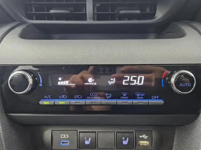トヨタ ヤリスクロス ハイブリッド Z 愛知県 2023(令5)年 3.8万km ブラックマイカ トヨタセーフティセンス/　　・プリクラッシュセーフティ/　　・レーントレーシングアシスト/　　・レーンディバーチャーアラート/　　・レーダークルーズコントロール/　　・オートマチックハイビーム/　　・ロードサインアシスト/ブラインドスポットモニター/ヘッドアップディスプレイ/デジタルインナーミラー/ドライブレコーダー/メーカーオプション8インチディスプレイオーディオ/　　・Bluetooth対応/パノラミックビューモニター/革巻きステアリング/ステアリングリモコン/ステアリングヒーター/ハーフレザーシート/パワーシート（D席）/シートヒーター（前席）/純正LEDヘッドライト/純正18インチアルミホイール