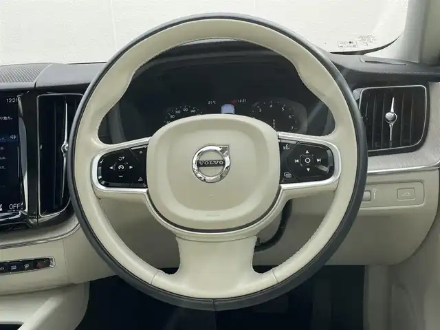 ボルボ ＸＣ６０ B5 AWD インスクリプション 東京都 2021(令3)年 1.6万km クリスタルホワイトP 純正ナビ/TV/360°カメラ/レザーシート/シートヒーター/パワーバックドア/ハーマンカードンサウンド/HUD/アップルカープレイ/ワイヤレス充電/前後ドラレコ/ACC/BSM/レーンキープ/ETC