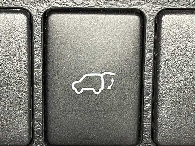 トヨタ ハリアー プレミアム スタイルノアール 広島県 2020(令2)年 3.4万km ブラックマイカ 純正オプション９型ナビ　/バックカメラ　/レーダークルーズコントロール　/フルセグＴＶ　/パワーシート　/コーナーセンサー　/パワーバックドア　/オートハイビーム　/衝突軽減ブレーキ　/ドラレコ　/ETC　/オートライト/純正18インチアルミホイール(235/55/R18)/エアバック（運転席/助手席/サイド）