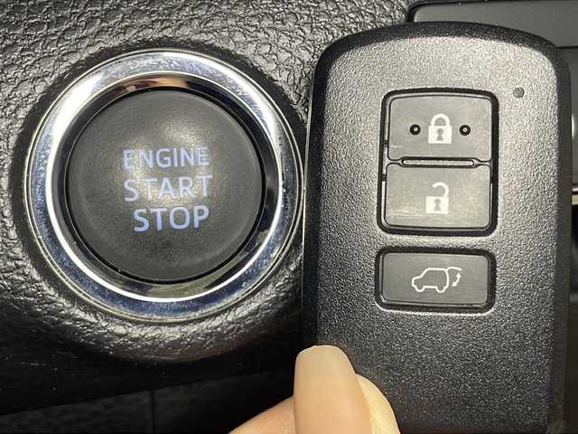 トヨタ ハリアー プレミアム スタイルノアール 広島県 2020(令2)年 3.4万km ブラックマイカ 純正オプション９型ナビ　/バックカメラ　/レーダークルーズコントロール　/フルセグＴＶ　/パワーシート　/コーナーセンサー　/パワーバックドア　/オートハイビーム　/衝突軽減ブレーキ　/ドラレコ　/ETC　/オートライト/純正18インチアルミホイール(235/55/R18)/エアバック（運転席/助手席/サイド）