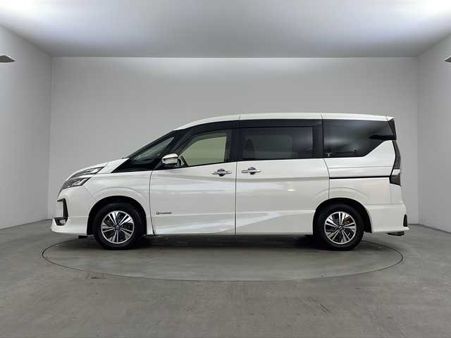 日産 セレナ e－パワー ハイウェイスター V 兵庫県 2020(令2)年 3万km ブリリアントホワイトパール ・ワンオーナー車/・純正ナビ/CD/DVD/SD/TV/Bluetooth/・フリップダウンモニター/・ビルトインETC/・アラウンドビューモニター/・両側パワースライドドア/・エマージェンシーブレーキ/・車線逸脱防止支援/・車線逸脱警報/・後側方車両検知警報/・後側方衝突防止支援/・後退時車両検知機能/・フロント＆バックソナー/・クルーズコントロール/・ＬＥＤヘッドライト/・アダプティブＬＥＤヘッドライトシステム/・純正フロアマット/・純正アルミホイール/・インテリジェントキー/・プッシュスタート/・社外マフラー/・フロントエアロ