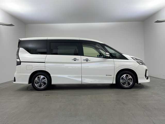 日産 セレナ e－パワー ハイウェイスター V 兵庫県 2020(令2)年 3万km ブリリアントホワイトパール ・ワンオーナー車/・純正ナビ/CD/DVD/SD/TV/Bluetooth/・フリップダウンモニター/・ビルトインETC/・アラウンドビューモニター/・両側パワースライドドア/・エマージェンシーブレーキ/・車線逸脱防止支援/・車線逸脱警報/・後側方車両検知警報/・後側方衝突防止支援/・後退時車両検知機能/・フロント＆バックソナー/・クルーズコントロール/・ＬＥＤヘッドライト/・アダプティブＬＥＤヘッドライトシステム/・純正フロアマット/・純正アルミホイール/・インテリジェントキー/・プッシュスタート/・社外マフラー/・フロントエアロ