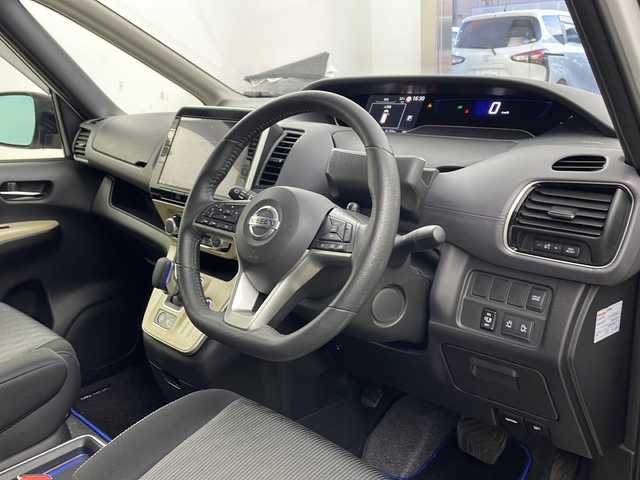 日産 セレナ e－パワー ハイウェイスター V 兵庫県 2020(令2)年 3万km ブリリアントホワイトパール ・ワンオーナー車/・純正ナビ/CD/DVD/SD/TV/Bluetooth/・フリップダウンモニター/・ビルトインETC/・アラウンドビューモニター/・両側パワースライドドア/・エマージェンシーブレーキ/・車線逸脱防止支援/・車線逸脱警報/・後側方車両検知警報/・後側方衝突防止支援/・後退時車両検知機能/・フロント＆バックソナー/・クルーズコントロール/・ＬＥＤヘッドライト/・アダプティブＬＥＤヘッドライトシステム/・純正フロアマット/・純正アルミホイール/・インテリジェントキー/・プッシュスタート/・社外マフラー/・フロントエアロ