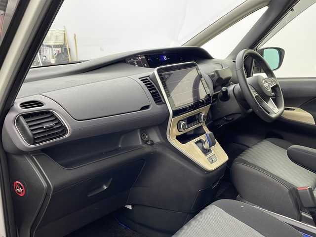 日産 セレナ e－パワー ハイウェイスター V 兵庫県 2020(令2)年 3万km ブリリアントホワイトパール ・ワンオーナー車/・純正ナビ/CD/DVD/SD/TV/Bluetooth/・フリップダウンモニター/・ビルトインETC/・アラウンドビューモニター/・両側パワースライドドア/・エマージェンシーブレーキ/・車線逸脱防止支援/・車線逸脱警報/・後側方車両検知警報/・後側方衝突防止支援/・後退時車両検知機能/・フロント＆バックソナー/・クルーズコントロール/・ＬＥＤヘッドライト/・アダプティブＬＥＤヘッドライトシステム/・純正フロアマット/・純正アルミホイール/・インテリジェントキー/・プッシュスタート/・社外マフラー/・フロントエアロ