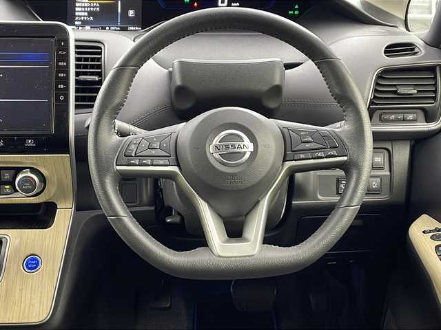 日産 セレナ e－パワー ハイウェイスター V 兵庫県 2020(令2)年 3万km ブリリアントホワイトパール ・ワンオーナー車/・純正ナビ/CD/DVD/SD/TV/Bluetooth/・フリップダウンモニター/・ビルトインETC/・アラウンドビューモニター/・両側パワースライドドア/・エマージェンシーブレーキ/・車線逸脱防止支援/・車線逸脱警報/・後側方車両検知警報/・後側方衝突防止支援/・後退時車両検知機能/・フロント＆バックソナー/・クルーズコントロール/・ＬＥＤヘッドライト/・アダプティブＬＥＤヘッドライトシステム/・純正フロアマット/・純正アルミホイール/・インテリジェントキー/・プッシュスタート/・社外マフラー/・フロントエアロ