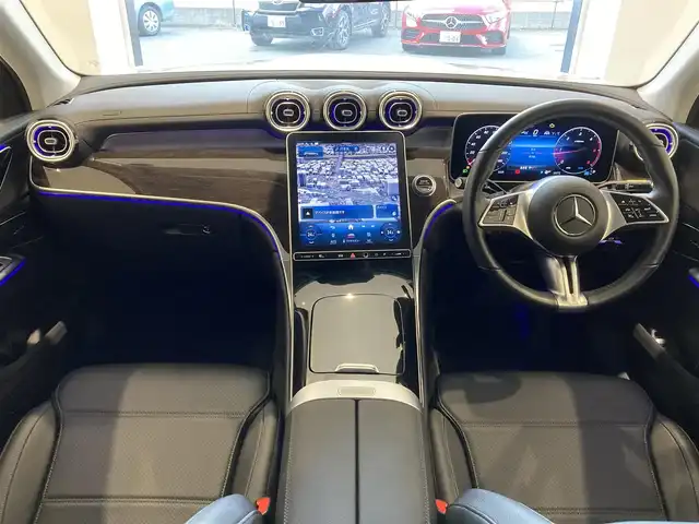 メルセデス・ベンツ Ｍ・ベンツ ＧＬＣ２２０ d 4マチック 熊本県 2023(令5)年 0.7万km ポーラホワイト ・スマートキー/・プッシュスタート/・DSR/・アクティブディスタンスアシスト/・アクティブステアリングアシスト/・アクティブレーンチェンジアシスト/・アクティブブレーキアシスト/・アクティブレーンアシスト/・トラフィックサインアシスト/・ブラインドスポットモニター/・アテンションアシスト/・パーキングアシスト/・クルーズコントロール(追従式)/・黒革シート/・前席パワーシート/・純正HDDナビ/　【Bluetooth・USB・AppleCarPlay・AndroidAuto】/・フルセグTV/・全方位カメラ/・ETC/・パワーバックドア/・LEDヘッドランプ/・純正マット