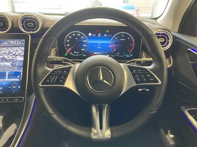 メルセデス・ベンツ Ｍ・ベンツ ＧＬＣ２２０ d 4マチック 熊本県 2023(令5)年 0.7万km ポーラホワイト ・スマートキー/・プッシュスタート/・DSR/・アクティブディスタンスアシスト/・アクティブステアリングアシスト/・アクティブレーンチェンジアシスト/・アクティブブレーキアシスト/・アクティブレーンアシスト/・トラフィックサインアシスト/・ブラインドスポットモニター/・アテンションアシスト/・パーキングアシスト/・クルーズコントロール(追従式)/・黒革シート/・前席パワーシート/・純正HDDナビ/　【Bluetooth・USB・AppleCarPlay・AndroidAuto】/・フルセグTV/・全方位カメラ/・ETC/・パワーバックドア/・LEDヘッドランプ/・純正マット