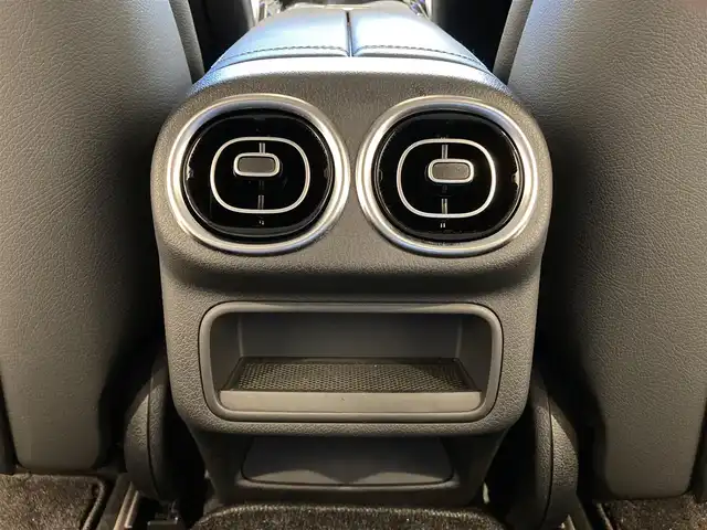 メルセデス・ベンツ Ｍ・ベンツ ＧＬＣ２２０ d 4マチック 熊本県 2023(令5)年 0.7万km ポーラホワイト ・スマートキー/・プッシュスタート/・DSR/・アクティブディスタンスアシスト/・アクティブステアリングアシスト/・アクティブレーンチェンジアシスト/・アクティブブレーキアシスト/・アクティブレーンアシスト/・トラフィックサインアシスト/・ブラインドスポットモニター/・アテンションアシスト/・パーキングアシスト/・クルーズコントロール(追従式)/・黒革シート/・前席パワーシート/・純正HDDナビ/　【Bluetooth・USB・AppleCarPlay・AndroidAuto】/・フルセグTV/・全方位カメラ/・ETC/・パワーバックドア/・LEDヘッドランプ/・純正マット