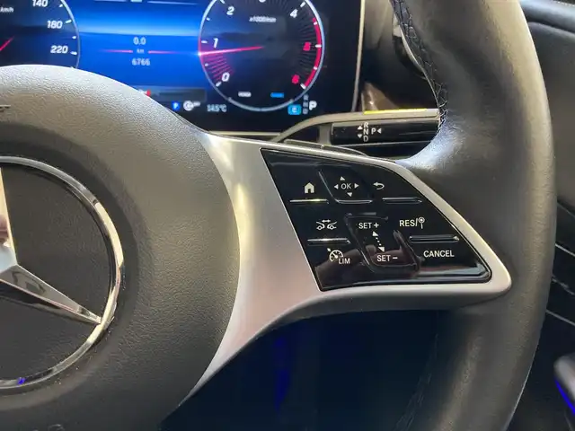 メルセデス・ベンツ Ｍ・ベンツ ＧＬＣ２２０ d 4マチック 熊本県 2023(令5)年 0.7万km ポーラホワイト ・スマートキー/・プッシュスタート/・DSR/・アクティブディスタンスアシスト/・アクティブステアリングアシスト/・アクティブレーンチェンジアシスト/・アクティブブレーキアシスト/・アクティブレーンアシスト/・トラフィックサインアシスト/・ブラインドスポットモニター/・アテンションアシスト/・パーキングアシスト/・クルーズコントロール(追従式)/・黒革シート/・前席パワーシート/・純正HDDナビ/　【Bluetooth・USB・AppleCarPlay・AndroidAuto】/・フルセグTV/・全方位カメラ/・ETC/・パワーバックドア/・LEDヘッドランプ/・純正マット