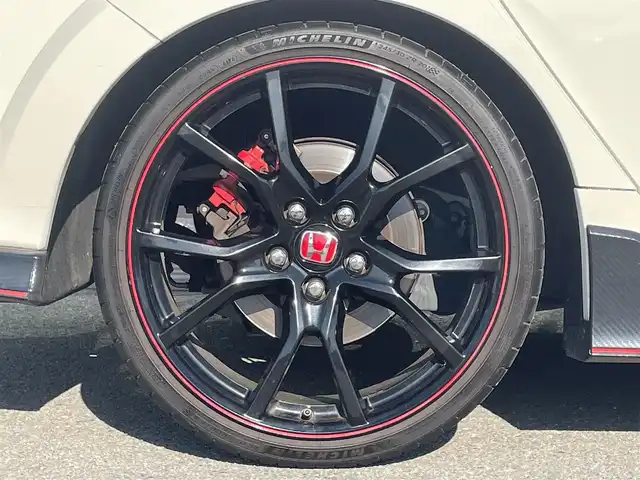ホンダ シビック タイプR 和歌山県 2018(平30)年 4.8万km チャンピオンシップホワイト 社外ディスプレイオーディオ/Bluetooth/CD/DVD/バックカメラ/ビルトインETC/ドライブレコーダー/レーダー探知機/クルーズコントロール/パーキングソナー/革巻きステアリング/純正バケットシート/電動パーキングブレーキ/ブレーキホールド/ドライブモードセレクト/LEDヘッドライト/フォグランプ/オートライト/純正20インチAW/三本出マフラー/大型ウイング/プッシュスタート/スマートキー/スペアキー