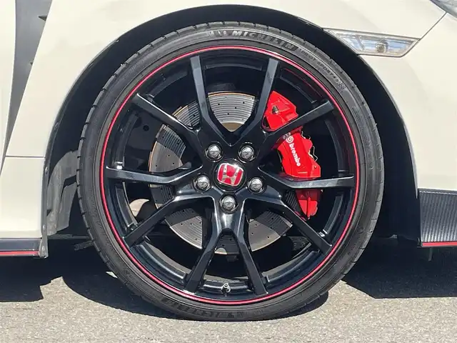 ホンダ シビック タイプR 和歌山県 2018(平30)年 4.8万km チャンピオンシップホワイト 社外ディスプレイオーディオ/Bluetooth/CD/DVD/バックカメラ/ビルトインETC/ドライブレコーダー/レーダー探知機/クルーズコントロール/パーキングソナー/革巻きステアリング/純正バケットシート/電動パーキングブレーキ/ブレーキホールド/ドライブモードセレクト/LEDヘッドライト/フォグランプ/オートライト/純正20インチAW/三本出マフラー/大型ウイング/プッシュスタート/スマートキー/スペアキー