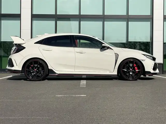 ホンダ シビック タイプR 和歌山県 2018(平30)年 4.8万km チャンピオンシップホワイト 社外ディスプレイオーディオ/Bluetooth/CD/DVD/バックカメラ/ビルトインETC/ドライブレコーダー/レーダー探知機/クルーズコントロール/パーキングソナー/革巻きステアリング/純正バケットシート/電動パーキングブレーキ/ブレーキホールド/ドライブモードセレクト/LEDヘッドライト/フォグランプ/オートライト/純正20インチAW/三本出マフラー/大型ウイング/プッシュスタート/スマートキー/スペアキー