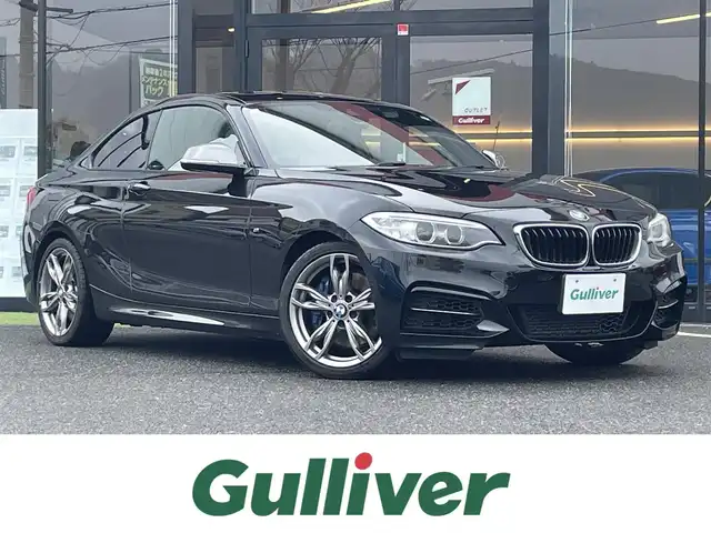 ＢＭＷ Ｍ２３５ｉ クーペ 大阪府 2014(平26)年 5.7万km サファイアブラックP 直６ターボ/サンルーフ/純正ナビ/フルセグTV/CD/DVD/BT/USB/AUX/衝突軽減システム/レーンキープアシスト/クルーズコントロール/社外レーダー/黒革シート/シートヒーターD/N席/パワーシートD/N席/ビルトインETC/純正18インチAW/HIDヘッドライト/リアフォグライト/オートライト/ドライブレコーダー/オートワイパー/パドルシフト/フロアマット/取説/保証書/スペアキーx1