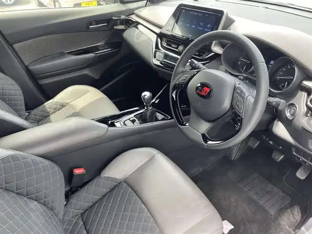 トヨタ Ｃ－ＨＲ G－T 神奈川県 2020(令2)年 5万km ブラックマイカ ９インチ純正ナビ　/バックカメラ　/ＴＲＤフルエアロ（フロントスポイラーLED付）/TRDトランクスポイラー/ドレスアップマフラー/TRDフロントバンパーガーニッシュ/TRDフォグガーニッシュ/Ｂｌｕｅｔｏｏｔｈ　ＤＶＤ　ＣＤ　/フルセグＴＶ　/ＥＴＣ２．０　/シートヒーター　/ＬＥＤヘッドライト　/フォグランプ　/ローダウンスプリング　/スマートキー/社外ドリンクホルダー/トヨタセーフティーセンス