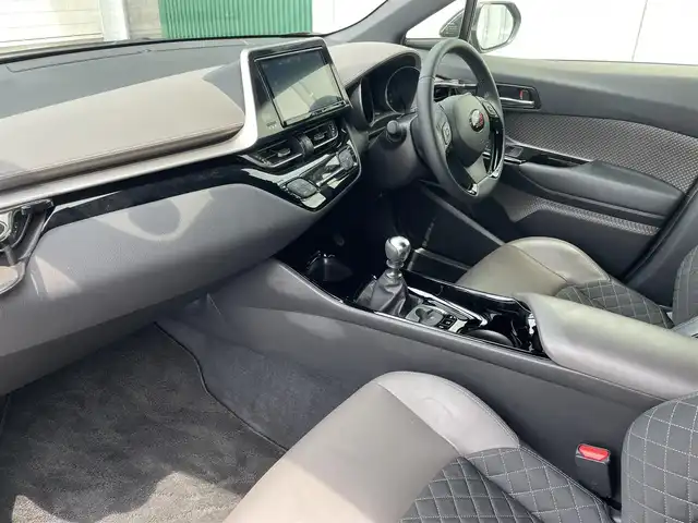 トヨタ Ｃ－ＨＲ G－T 神奈川県 2020(令2)年 5万km ブラックマイカ ９インチ純正ナビ　/バックカメラ　/ＴＲＤフルエアロ（フロントスポイラーLED付）/TRDトランクスポイラー/ドレスアップマフラー/TRDフロントバンパーガーニッシュ/TRDフォグガーニッシュ/Ｂｌｕｅｔｏｏｔｈ　ＤＶＤ　ＣＤ　/フルセグＴＶ　/ＥＴＣ２．０　/シートヒーター　/ＬＥＤヘッドライト　/フォグランプ　/ローダウンスプリング　/スマートキー/社外ドリンクホルダー/トヨタセーフティーセンス