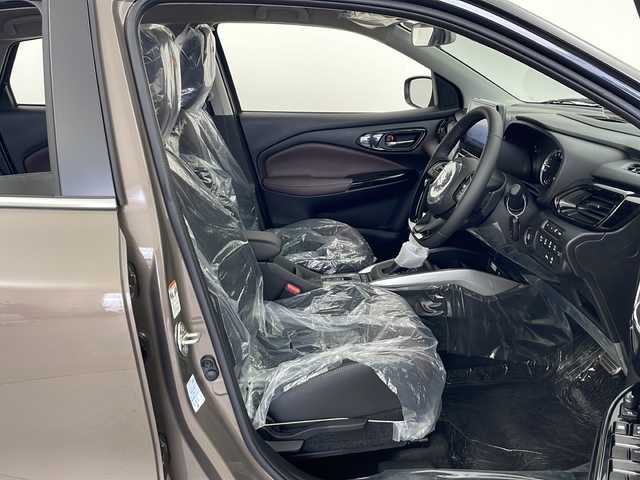 スズキ フロンクス 秋田県 2024(令6)年 0.1万km未満 茶Ⅱ 4WD/全方位カメラ付き９インチメモリーナビ　/スズキセーフティサポート　/ヘッドアップディスプレイ　/ブライドスポットモニター　/アダプティブクルーズコントロール　/ＬＥＤヘッドライト　/前席シートヒーター　/保証書/取扱説明書/フォグライト /自動パーキングブレーキ/オートホールド /ダウンヒルアシストコントロール/ヒルディセントコントロール/SNOW MODE/SPORT MODE/USBポート/革巻きステアリング/オートエアコン /オートライト/ステアリングリモコン/レーンキープアシスト/衝突被害軽減システム/横滑り防止装置/クリアランスソナー/アイドリングストップ/ライトレベライザー /電格ミラー/プッシュスタート /スマートキー/置くだけ充電機/コーナーセンサー /純正AW