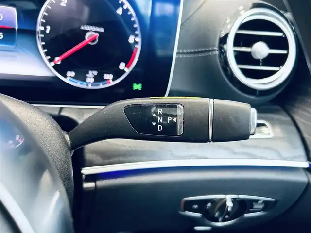 メルセデス・ベンツ Ｅ２２０ｄ アバンギャルド AMGライン 大阪府 2020(令2)年 3.6万km イリジウムシルバー ワンオーナー/レザーエクスクルーシブP/レーダーセーフティP/サンルーフ/HUD/ACC/ブルメスター/黒革/メモリ付きパワーシート/シートヒーター/純正ナビ/TV/360度カメラ/applecarplay/純正19インチAW/LEDヘッドライト/アンビエントライト/電動リアゲート/ブラインドスポット/ETC/レーダー探知機/パフュームアトマイザー