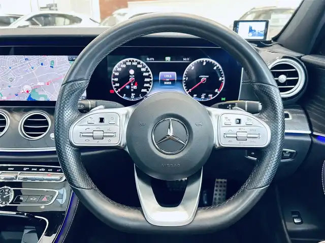メルセデス・ベンツ Ｅ２２０ｄ アバンギャルド AMGライン 大阪府 2020(令2)年 3.6万km イリジウムシルバー ワンオーナー/レザーエクスクルーシブP/レーダーセーフティP/サンルーフ/HUD/ACC/ブルメスター/黒革/メモリ付きパワーシート/シートヒーター/純正ナビ/TV/360度カメラ/applecarplay/純正19インチAW/LEDヘッドライト/アンビエントライト/電動リアゲート/ブラインドスポット/ETC/レーダー探知機/パフュームアトマイザー