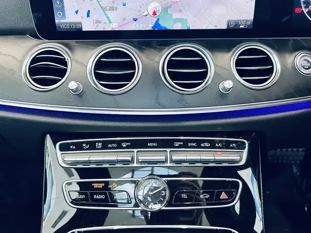 メルセデス・ベンツ Ｅ２２０ｄ アバンギャルド AMGライン 大阪府 2020(令2)年 3.6万km イリジウムシルバー ワンオーナー/レザーエクスクルーシブP/レーダーセーフティP/サンルーフ/HUD/ACC/ブルメスター/黒革/メモリ付きパワーシート/シートヒーター/純正ナビ/TV/360度カメラ/applecarplay/純正19インチAW/LEDヘッドライト/アンビエントライト/電動リアゲート/ブラインドスポット/ETC/レーダー探知機/パフュームアトマイザー