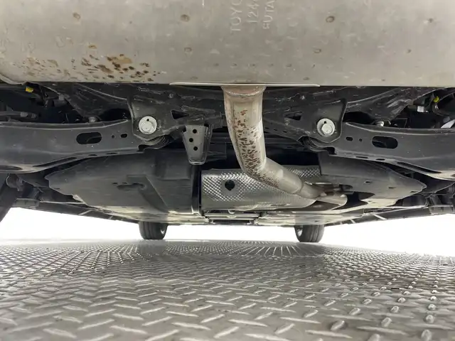 トヨタ プリウス Z 神奈川県 2023(令5)年 3万km プラチナホワイトパールマイカ 純正12.3型ディスプレイオーディオ/AM FM USB Bluetooth /パノラマミックビューモニター/モデリスタエアロ/セーフティセンス/トヨタチームメイト/アドバンストパーク/ブラインドスポットモニター/前後パーキングセンサーソナー/レーンチェンジアシスト/フロントクロストラフィックアラート/後退速度抑制/発進遅れ告知/安心降車アシスト/パーキングアシスト/ディスプレイオーディオプラス/純正前方ドライブレコーダー（ナビ連動）/デジタルインナーミラー/ETC2.0/スマートキー/プッシュスタート/パワーバックドア/ブレーキオートホールド/アクセサリーコンセント/D席パワーポジションメモリーシート/前席エアーシート/合皮巻ステアリング/ステアリングヒーター/合皮スポーツシート/リヤシートマインダー/オートライト/オートハイビーム/LEDヘッドライト/LEDライン発光/純正19AW