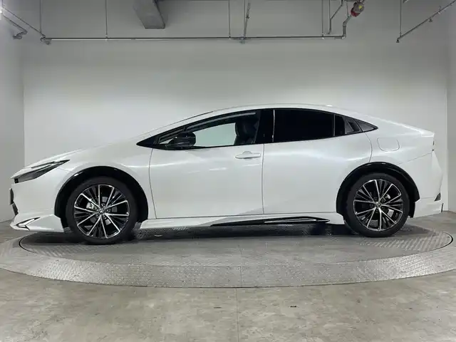 トヨタ プリウス Z 神奈川県 2023(令5)年 3万km プラチナホワイトパールマイカ 純正12.3型ディスプレイオーディオ/AM FM USB Bluetooth /パノラマミックビューモニター/モデリスタエアロ/セーフティセンス/トヨタチームメイト/アドバンストパーク/ブラインドスポットモニター/前後パーキングセンサーソナー/レーンチェンジアシスト/フロントクロストラフィックアラート/後退速度抑制/発進遅れ告知/安心降車アシスト/パーキングアシスト/ディスプレイオーディオプラス/純正前方ドライブレコーダー（ナビ連動）/デジタルインナーミラー/ETC2.0/スマートキー/プッシュスタート/パワーバックドア/ブレーキオートホールド/アクセサリーコンセント/D席パワーポジションメモリーシート/前席エアーシート/合皮巻ステアリング/ステアリングヒーター/合皮スポーツシート/リヤシートマインダー/オートライト/オートハイビーム/LEDヘッドライト/LEDライン発光/純正19AW