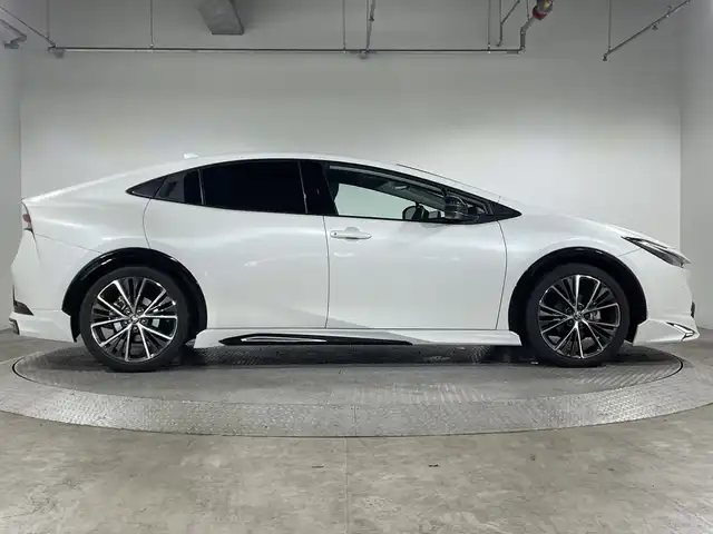 トヨタ プリウス Z 神奈川県 2023(令5)年 3万km プラチナホワイトパールマイカ 純正12.3型ディスプレイオーディオ/AM FM USB Bluetooth /パノラマミックビューモニター/モデリスタエアロ/セーフティセンス/トヨタチームメイト/アドバンストパーク/ブラインドスポットモニター/前後パーキングセンサーソナー/レーンチェンジアシスト/フロントクロストラフィックアラート/後退速度抑制/発進遅れ告知/安心降車アシスト/パーキングアシスト/ディスプレイオーディオプラス/純正前方ドライブレコーダー（ナビ連動）/デジタルインナーミラー/ETC2.0/スマートキー/プッシュスタート/パワーバックドア/ブレーキオートホールド/アクセサリーコンセント/D席パワーポジションメモリーシート/前席エアーシート/合皮巻ステアリング/ステアリングヒーター/合皮スポーツシート/リヤシートマインダー/オートライト/オートハイビーム/LEDヘッドライト/LEDライン発光/純正19AW