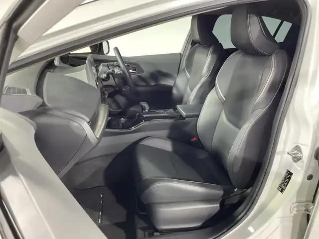 トヨタ プリウス Z 神奈川県 2023(令5)年 3万km プラチナホワイトパールマイカ 純正12.3型ディスプレイオーディオ/AM FM USB Bluetooth /パノラマミックビューモニター/モデリスタエアロ/セーフティセンス/トヨタチームメイト/アドバンストパーク/ブラインドスポットモニター/前後パーキングセンサーソナー/レーンチェンジアシスト/フロントクロストラフィックアラート/後退速度抑制/発進遅れ告知/安心降車アシスト/パーキングアシスト/ディスプレイオーディオプラス/純正前方ドライブレコーダー（ナビ連動）/デジタルインナーミラー/ETC2.0/スマートキー/プッシュスタート/パワーバックドア/ブレーキオートホールド/アクセサリーコンセント/D席パワーポジションメモリーシート/前席エアーシート/合皮巻ステアリング/ステアリングヒーター/合皮スポーツシート/リヤシートマインダー/オートライト/オートハイビーム/LEDヘッドライト/LEDライン発光/純正19AW
