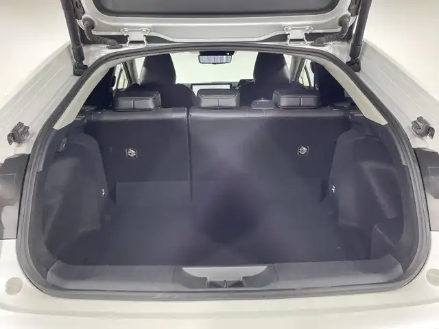 トヨタ プリウス Z 神奈川県 2023(令5)年 3万km プラチナホワイトパールマイカ 純正12.3型ディスプレイオーディオ/AM FM USB Bluetooth /パノラマミックビューモニター/モデリスタエアロ/セーフティセンス/トヨタチームメイト/アドバンストパーク/ブラインドスポットモニター/前後パーキングセンサーソナー/レーンチェンジアシスト/フロントクロストラフィックアラート/後退速度抑制/発進遅れ告知/安心降車アシスト/パーキングアシスト/ディスプレイオーディオプラス/純正前方ドライブレコーダー（ナビ連動）/デジタルインナーミラー/ETC2.0/スマートキー/プッシュスタート/パワーバックドア/ブレーキオートホールド/アクセサリーコンセント/D席パワーポジションメモリーシート/前席エアーシート/合皮巻ステアリング/ステアリングヒーター/合皮スポーツシート/リヤシートマインダー/オートライト/オートハイビーム/LEDヘッドライト/LEDライン発光/純正19AW