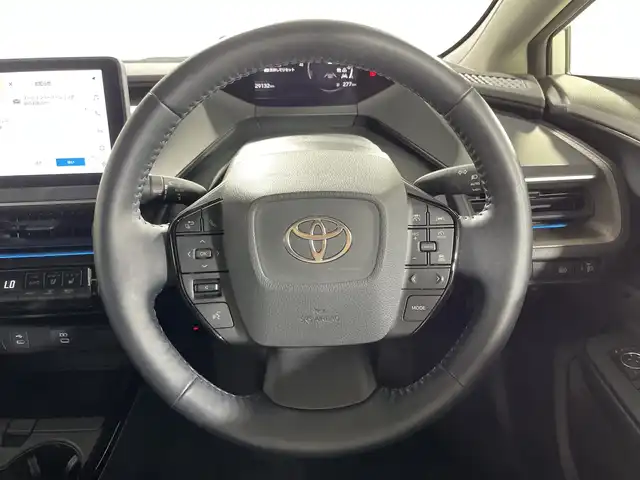 トヨタ プリウス Z 神奈川県 2023(令5)年 3万km プラチナホワイトパールマイカ 純正12.3型ディスプレイオーディオ/AM FM USB Bluetooth /パノラマミックビューモニター/モデリスタエアロ/セーフティセンス/トヨタチームメイト/アドバンストパーク/ブラインドスポットモニター/前後パーキングセンサーソナー/レーンチェンジアシスト/フロントクロストラフィックアラート/後退速度抑制/発進遅れ告知/安心降車アシスト/パーキングアシスト/ディスプレイオーディオプラス/純正前方ドライブレコーダー（ナビ連動）/デジタルインナーミラー/ETC2.0/スマートキー/プッシュスタート/パワーバックドア/ブレーキオートホールド/アクセサリーコンセント/D席パワーポジションメモリーシート/前席エアーシート/合皮巻ステアリング/ステアリングヒーター/合皮スポーツシート/リヤシートマインダー/オートライト/オートハイビーム/LEDヘッドライト/LEDライン発光/純正19AW