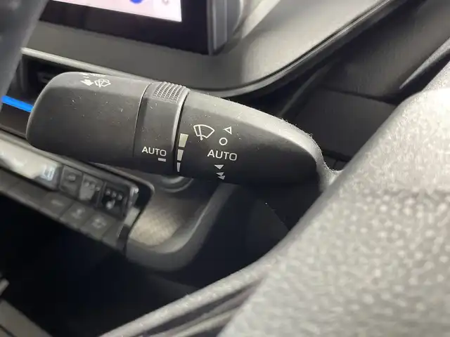トヨタ プリウス Z 神奈川県 2023(令5)年 3万km プラチナホワイトパールマイカ 純正12.3型ディスプレイオーディオ/AM FM USB Bluetooth /パノラマミックビューモニター/モデリスタエアロ/セーフティセンス/トヨタチームメイト/アドバンストパーク/ブラインドスポットモニター/前後パーキングセンサーソナー/レーンチェンジアシスト/フロントクロストラフィックアラート/後退速度抑制/発進遅れ告知/安心降車アシスト/パーキングアシスト/ディスプレイオーディオプラス/純正前方ドライブレコーダー（ナビ連動）/デジタルインナーミラー/ETC2.0/スマートキー/プッシュスタート/パワーバックドア/ブレーキオートホールド/アクセサリーコンセント/D席パワーポジションメモリーシート/前席エアーシート/合皮巻ステアリング/ステアリングヒーター/合皮スポーツシート/リヤシートマインダー/オートライト/オートハイビーム/LEDヘッドライト/LEDライン発光/純正19AW