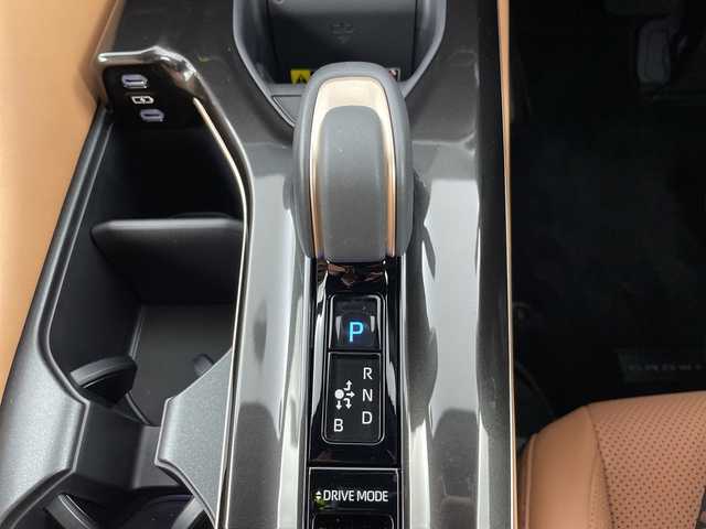 トヨタ クラウン スポーツ Z 道央・札幌 2023(令5)年 0.2万km パールⅡ ・４WD/ハイブリッド/・トヨタセーフティセンス/・プリクラッシュセーフティ/・レーダークルーズコントロール/・ブラインドスポットモニター/・純正１２.3インチディスプレイ/・ナビ/フルセグ/Bluetooth/・パノラミックビューモニター/・パノラマムーンルーフ/・ブラウンレザーシート/・シートヒーター/ベンチレーション/・ステアリングヒーター/・デジタルインナーミラー/・ビルトインETC/・LEDオートライト/オートハイビーム/・AC100V