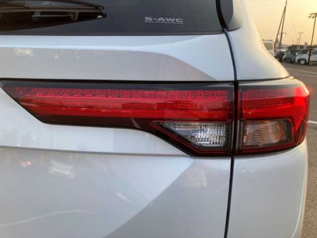 三菱 アウトランダー ＰＨＥＶ G 茨城県 2024(令6)年 0.1万km ホワイトダイヤモンド 純正ナビ/【BT/USB/TV/FM/AM/AppleCarPlay】/フルセグTV/車外カメラ【バック/サイド/全方位】/コーナーセンサー【前後】/オートライト/オートマチックハイビーム/LEDヘッドライト/ダブルエアバッグ/プラグインHV/スマートキー/WAC/追従型クルーズコントロール/パワーシート/ハーフレザー/純正フロアマット/純正アルミホイール