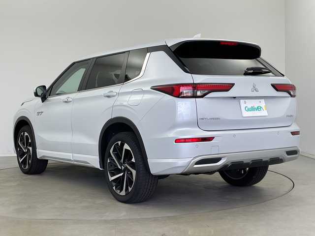 三菱 アウトランダー ＰＨＥＶ G 新潟県 2024(令6)年 0.1万km ホワイトダイヤモンド 純正ナビ/【BT/USB/TV/FM/AM/AppleCarPlay/フルセグTV】/車外カメラ【バック/サイド/全方位】/コーナーセンサー【前後】/追従型クルーズコントロール/衝突軽減防止/横滑り防止/レーンキープアシスト/BSM/LEDヘッドライト/オートライト/オートマチックハイビーム/ダブル＋サイド＋カーテンエアバッグ/プラグインHV/レザーステアリング/ステアリングスイッチ/パドルシフト/スマートキー/AAC/ハーフレザー/パワーシート/前席シートヒーター/純正フロアマット/純正アルミホイール
