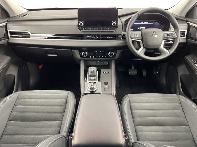 三菱 アウトランダー ＰＨＥＶ G 新潟県 2024(令6)年 0.1万km ホワイトダイヤモンド 純正ナビ/【BT/USB/TV/FM/AM/AppleCarPlay/フルセグTV】/車外カメラ【バック/サイド/全方位】/コーナーセンサー【前後】/追従型クルーズコントロール/衝突軽減防止/横滑り防止/レーンキープアシスト/BSM/LEDヘッドライト/オートライト/オートマチックハイビーム/ダブル＋サイド＋カーテンエアバッグ/プラグインHV/レザーステアリング/ステアリングスイッチ/パドルシフト/スマートキー/AAC/ハーフレザー/パワーシート/前席シートヒーター/純正フロアマット/純正アルミホイール