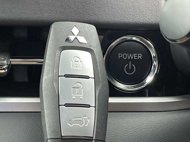 三菱 アウトランダー ＰＨＥＶ G 新潟県 2024(令6)年 0.1万km ホワイトダイヤモンド 純正ナビ/【BT/USB/TV/FM/AM/AppleCarPlay/フルセグTV】/車外カメラ【バック/サイド/全方位】/コーナーセンサー【前後】/追従型クルーズコントロール/衝突軽減防止/横滑り防止/レーンキープアシスト/BSM/LEDヘッドライト/オートライト/オートマチックハイビーム/ダブル＋サイド＋カーテンエアバッグ/プラグインHV/レザーステアリング/ステアリングスイッチ/パドルシフト/スマートキー/AAC/ハーフレザー/パワーシート/前席シートヒーター/純正フロアマット/純正アルミホイール