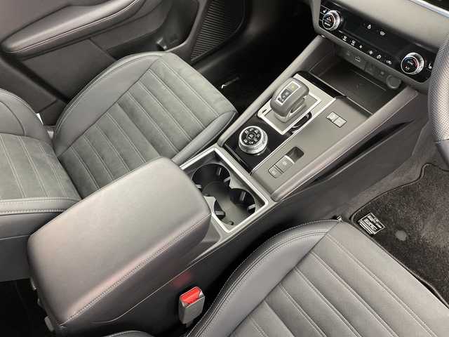 三菱 アウトランダー ＰＨＥＶ G 新潟県 2024(令6)年 0.1万km ホワイトダイヤモンド 純正ナビ/【BT/USB/TV/FM/AM/AppleCarPlay/フルセグTV】/車外カメラ【バック/サイド/全方位】/コーナーセンサー【前後】/追従型クルーズコントロール/衝突軽減防止/横滑り防止/レーンキープアシスト/BSM/LEDヘッドライト/オートライト/オートマチックハイビーム/ダブル＋サイド＋カーテンエアバッグ/プラグインHV/レザーステアリング/ステアリングスイッチ/パドルシフト/スマートキー/AAC/ハーフレザー/パワーシート/前席シートヒーター/純正フロアマット/純正アルミホイール