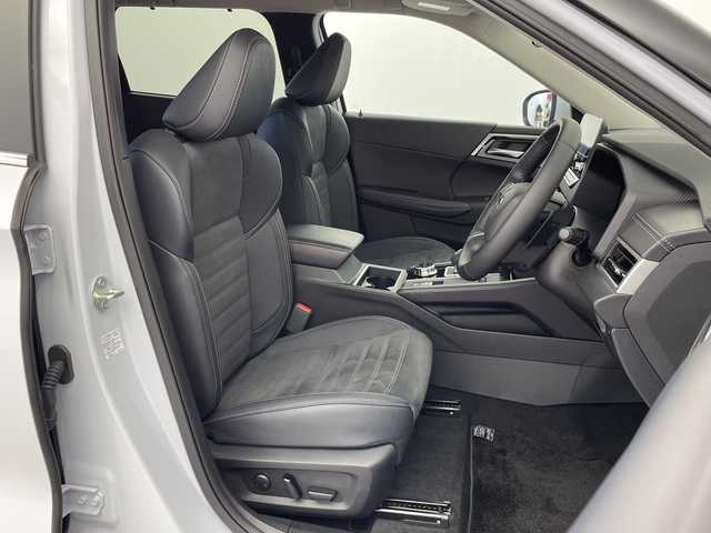 三菱 アウトランダー ＰＨＥＶ G 新潟県 2024(令6)年 0.1万km ホワイトダイヤモンド 純正ナビ/【BT/USB/TV/FM/AM/AppleCarPlay/フルセグTV】/車外カメラ【バック/サイド/全方位】/コーナーセンサー【前後】/追従型クルーズコントロール/衝突軽減防止/横滑り防止/レーンキープアシスト/BSM/LEDヘッドライト/オートライト/オートマチックハイビーム/ダブル＋サイド＋カーテンエアバッグ/プラグインHV/レザーステアリング/ステアリングスイッチ/パドルシフト/スマートキー/AAC/ハーフレザー/パワーシート/前席シートヒーター/純正フロアマット/純正アルミホイール