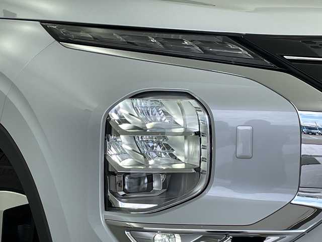 三菱 アウトランダー ＰＨＥＶ G 新潟県 2024(令6)年 0.1万km ホワイトダイヤモンド 純正ナビ/【BT/USB/TV/FM/AM/AppleCarPlay/フルセグTV】/車外カメラ【バック/サイド/全方位】/コーナーセンサー【前後】/追従型クルーズコントロール/衝突軽減防止/横滑り防止/レーンキープアシスト/BSM/LEDヘッドライト/オートライト/オートマチックハイビーム/ダブル＋サイド＋カーテンエアバッグ/プラグインHV/レザーステアリング/ステアリングスイッチ/パドルシフト/スマートキー/AAC/ハーフレザー/パワーシート/前席シートヒーター/純正フロアマット/純正アルミホイール